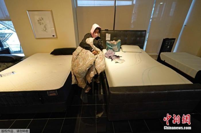 當?shù)貢r間2月17日，美國得州的一家畫廊兼家具店內，大批民眾來此避寒取暖，其中不乏一些人帶著被子來過夜。美國近日遭遇極寒天氣侵襲，多地氣溫創(chuàng)近年新低，其中得州災情最嚴重，暴風雪導致電網(wǎng)在酷寒中癱瘓，約400萬居民家中長時間停電。美國國家氣象局表示，得州休斯敦等地的氣溫甚至比靠近北極圈的阿拉斯加還要低。