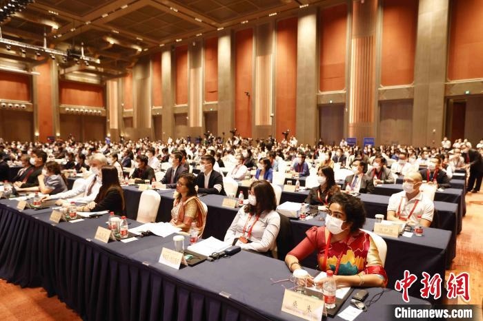 500余名專家學(xué)者、嘉賓代表以線上線下方式參加開幕式?！∈⒓样i 攝