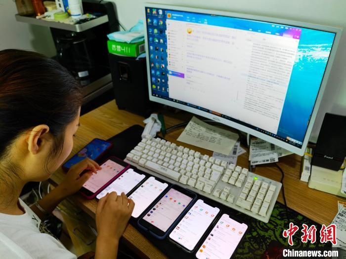 圖為網(wǎng)絡(luò)客服為網(wǎng)上“專車座套”客戶答疑釋惑。　呂子豪 攝