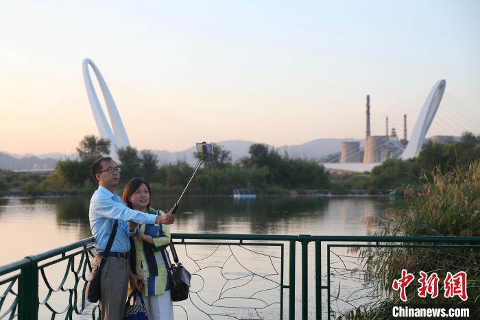 10月1日，北京冬奧公園內(nèi)的游客?！?lt;a target='_blank' href='http://www.chinanews.com/'>中新社</a> 易海菲 攝