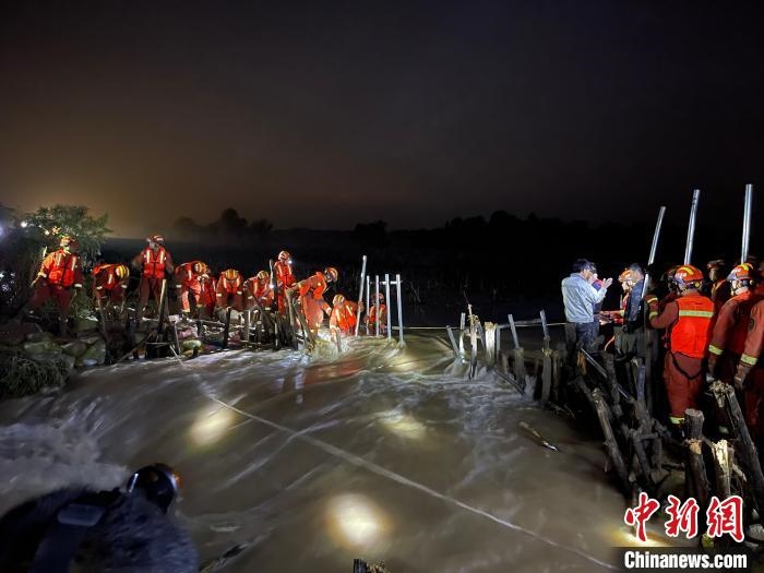 消防員分成左右兩路，同時(shí)發(fā)起決口封堵總攻?！￠Z旭輝 攝