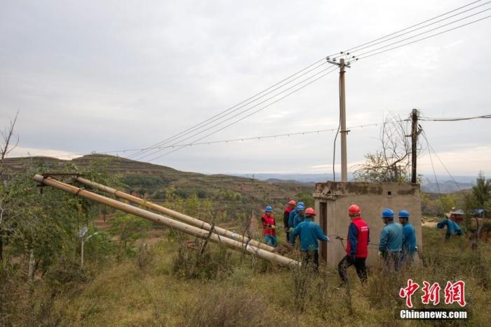 資料圖：10月11日，山西省靈石縣，電力工作人員在搶修電力設(shè)施。<a target='_blank' href='http://www.chinanews.com/'>中新社</a>記者 張?jiān)?攝 　