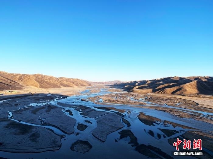 果洛州達(dá)日縣境內(nèi)的黃河。青海省果洛州地處三江源腹地，黃河在果洛境內(nèi)蜿蜒760公里，是“中華水塔”的重要組成部分和國家重要的生態(tài)安全屏障。<a target='_blank' href='http://www.chinanews.com/'>中新社</a>記者 孫睿 攝