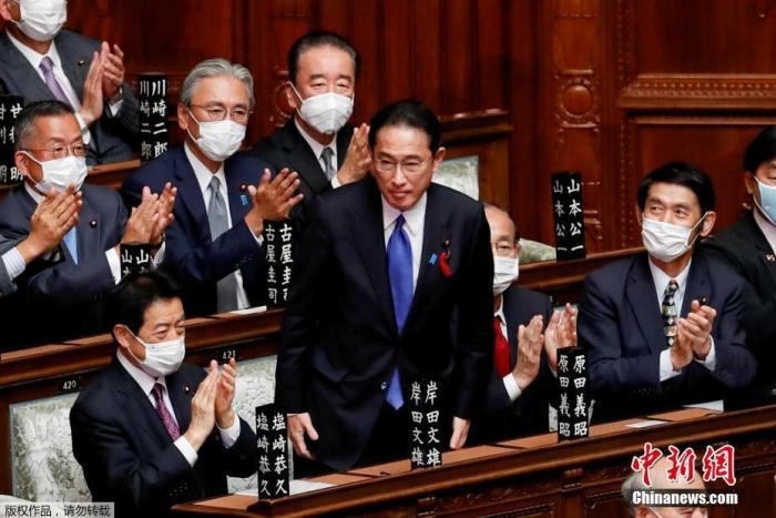 當(dāng)?shù)貢r(shí)間10月4日，日本自民黨總裁岸田文雄經(jīng)過(guò)眾院全體會(huì)議的首相指名選舉成為第100任首相。圖為岸田文雄（中）起身致謝。
