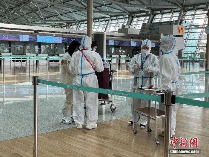 資料圖：韓國(guó)仁川國(guó)際機(jī)場(chǎng)工作人員嚴(yán)格執(zhí)行防疫措施。<a target='_blank' href='http://www.chinanews.com/'>中新社</a>記者 劉旭 攝　