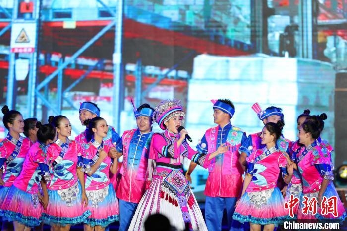 專(zhuān)場(chǎng)晚會(huì)上的民族歌舞表演?！涕L(zhǎng)嬌 攝