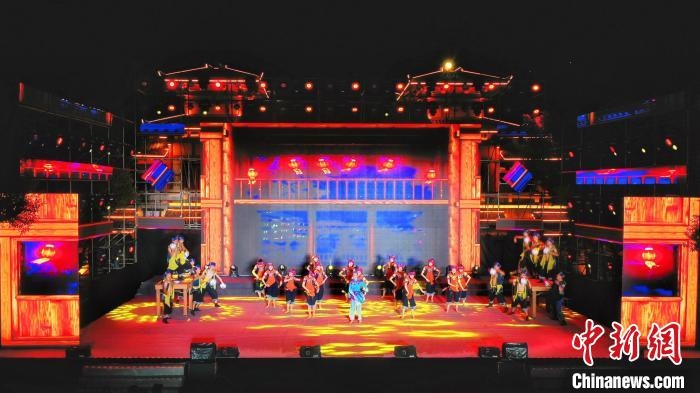 2021昭君文化旅游活動(dòng)專(zhuān)場(chǎng)晚會(huì)現(xiàn)場(chǎng)?！≈苄橇?攝