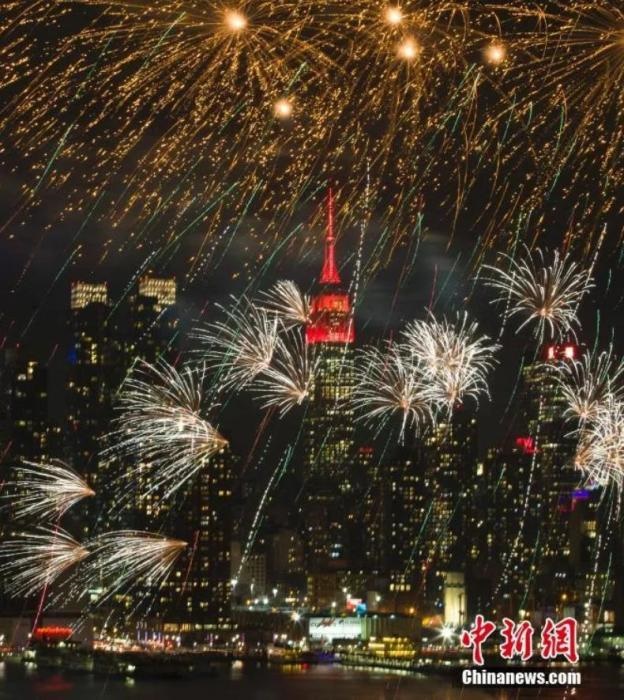 　　2018年，中國駐紐約總領(lǐng)事館前的哈德遜河上空燃放起焰火，慶祝中國狗年春節(jié)。