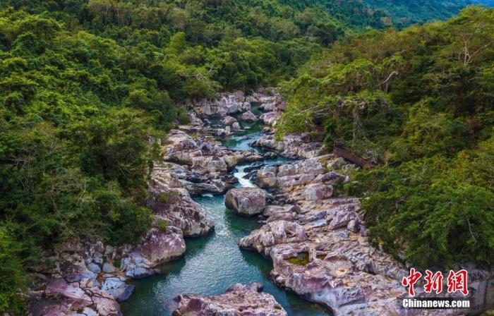 航拍海南呀諾達熱帶雨林景區(qū)，鳥瞰秀美山水、廣袤雨林。<a target='_blank' href='http://www.chinanews.com/'>中新社</a>記者 駱云飛 攝