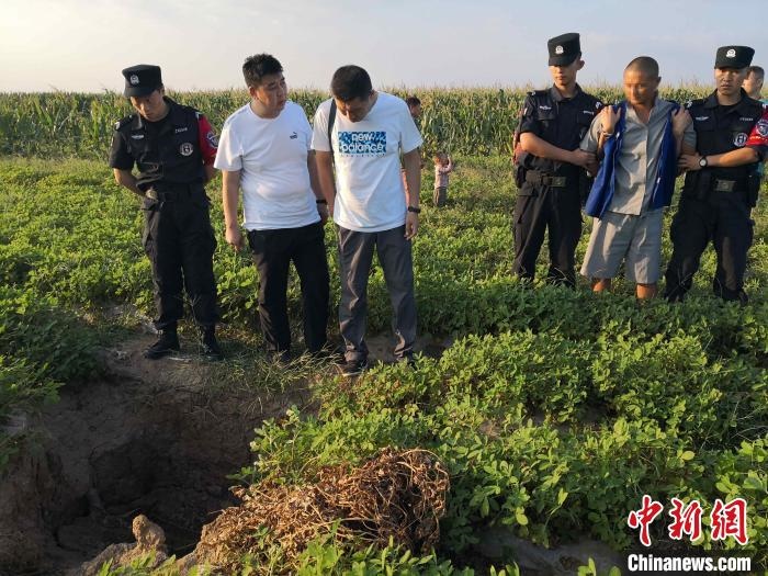 資料圖：犯罪嫌疑人辨認(rèn)作案現(xiàn)場?！〖蜗榭h公安局供圖