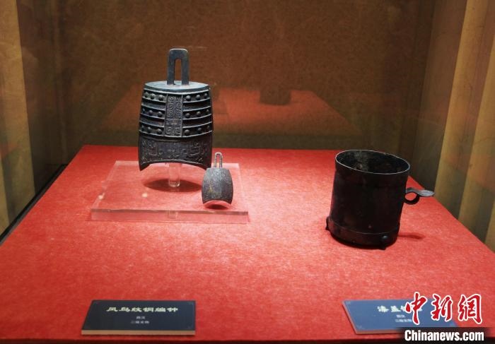 二級文物西漢鳳鳥紋銅編鐘、漆蓋銅卮?！≮w曉 攝