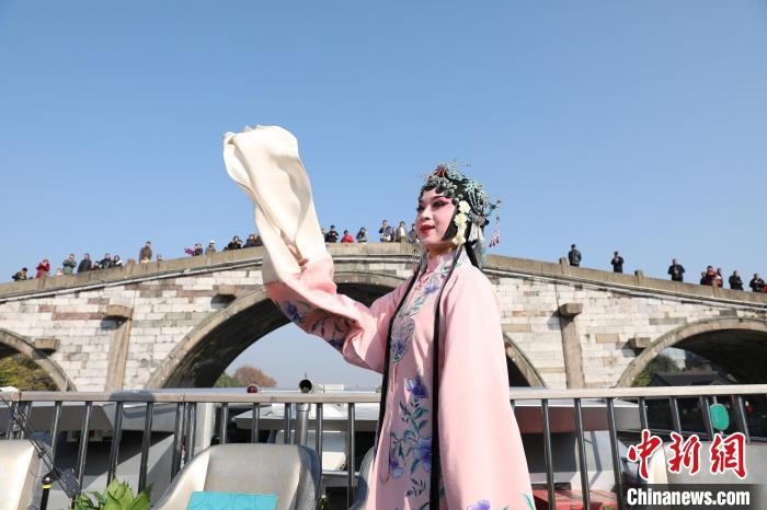 2019京杭對(duì)話的大運(yùn)河京杭雅集活動(dòng)中，浙江昆劇團(tuán)國(guó)家一級(jí)演員楊崑在中國(guó)大運(yùn)河(杭州段)上進(jìn)行表演?！⌒燔?攝 攝