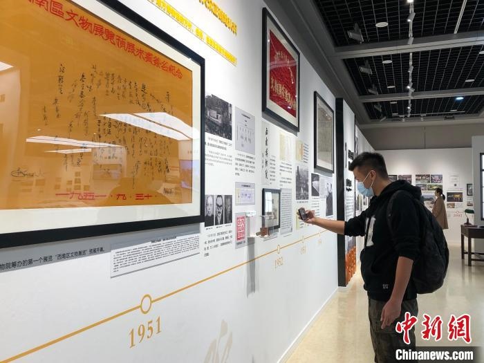 圖為市民參觀特展“我們：和博物館一起走過的日子”。　鐘旖 攝