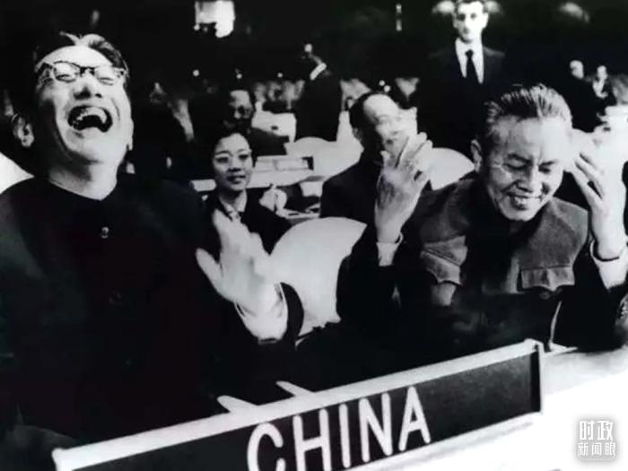 △1971年11月15日，以外交部副部長(zhǎng)喬冠華(左一)為團(tuán)長(zhǎng)、黃華(右一)為副團(tuán)長(zhǎng)的中國(guó)代表團(tuán)，首次出現(xiàn)在聯(lián)合國(guó)大會(huì)上。(資料圖)