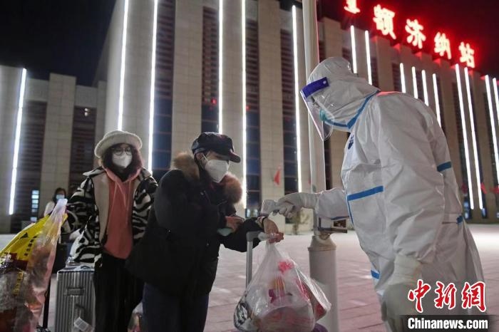 圖為滯留游客被有序轉(zhuǎn)運至低風險地區(qū)?！⊥趵?攝