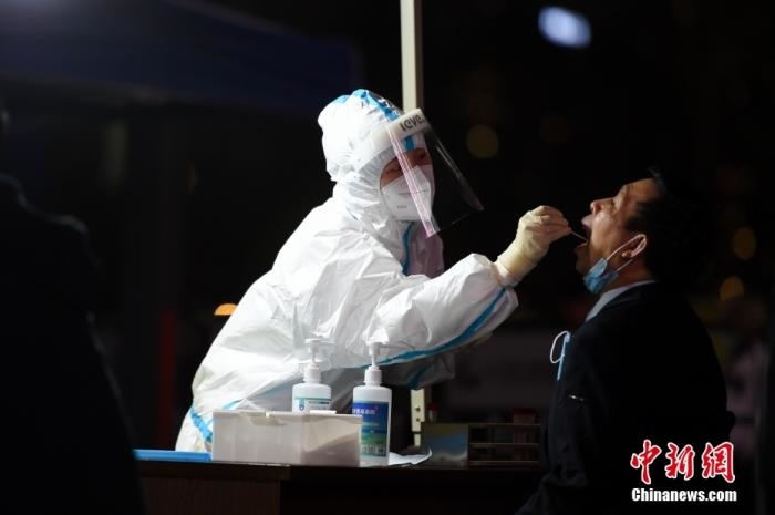 醫(yī)護(hù)人員為居民做核酸檢測(cè)。 <a target='_blank' href='http://www.chinanews.com/'>中新社</a>記者 何蓬磊 攝