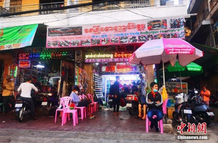 圖為金邊市中心的烏亞西市場(chǎng)，不少店鋪恢復(fù)營(yíng)業(yè)。 <a target='_blank' href='http://www.chinanews.com/'>中新社</a>記者 歐陽(yáng)開(kāi)宇 攝