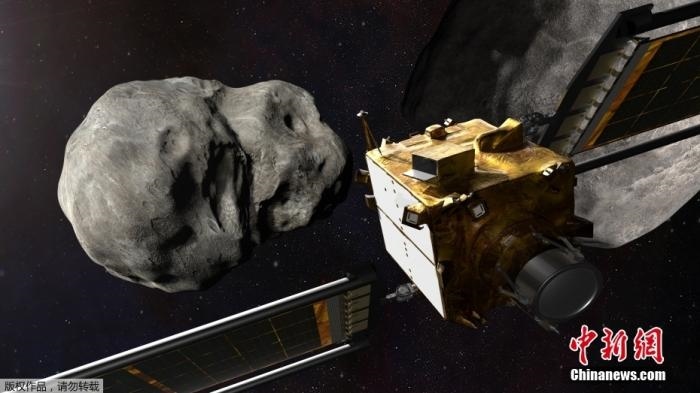 當(dāng)?shù)貢r間11月4日，法新社公布了兩張來自美國宇航局的太空效果圖，畫面顯示一艘宇宙飛船從小行星后面進行撞擊。據(jù)悉，美國宇航局計劃讓一艘以每小時24000公里的速度飛行的宇宙飛船撞上一顆小行星以進行“行星防御”測試，雖然地球尚且沒有面臨如此緊迫的危險。