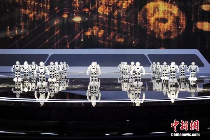 資料圖：2020年11月1日，科幻 科技創(chuàng)新主題論壇在北京舉行。圖為優(yōu)必選機(jī)器人科幻秀。<a target='_blank' href='/'>中新社</a>記者 田雨昊 攝