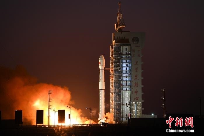 11月23日7時45分，中國在酒泉衛(wèi)星發(fā)射中心用長征四號丙運(yùn)載火箭，成功將高分三號02星發(fā)射升空。 <a target='_blank' href='/'>中新社</a>發(fā) 汪江波 攝 　