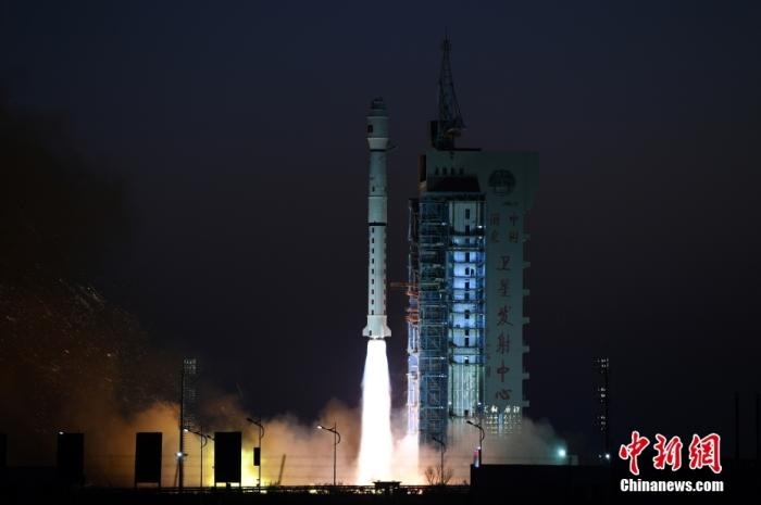 11月23日7時45分，中國在酒泉衛(wèi)星發(fā)射中心用長征四號丙運(yùn)載火箭，成功將高分三號02星發(fā)射升空。 <a target='_blank' href='/'>中新社</a>發(fā) 汪江波 攝