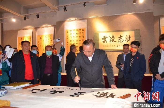 圖為“鐵軍老戰(zhàn)士”、著名書法家、解放軍報(bào)原副總編輯連俊義少將現(xiàn)場揮毫。　顏新陽 攝 攝