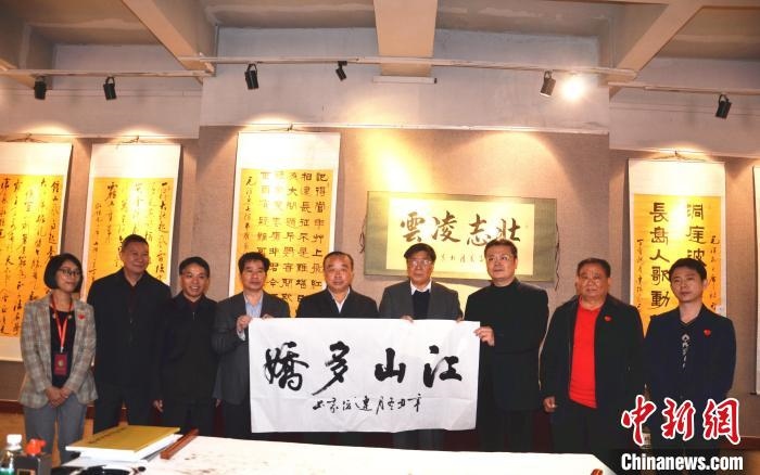 圖為百名將軍書畫展活動現(xiàn)場?！☆佇玛?攝 攝