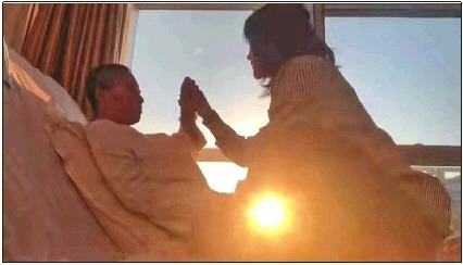 每天早上媽媽醒來后，母女倆都會迎著晨曦握手、擊掌?！∫曨l截圖