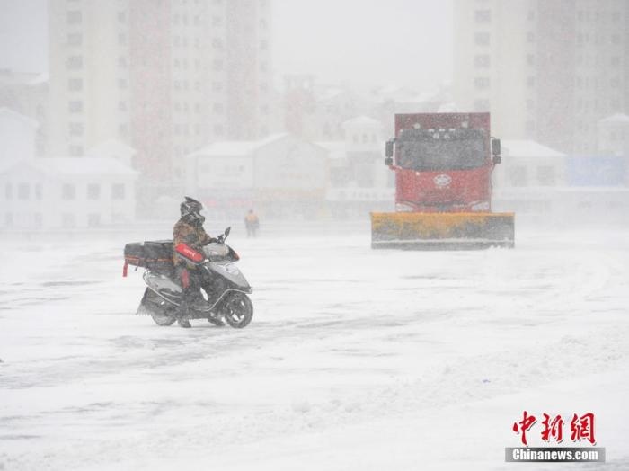 資料圖：市民冒雪出行。 <a target='_blank' href='/'>中新社</a>記者 張瑤 攝