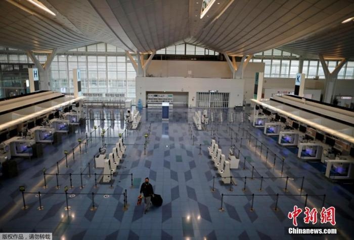 資料圖：日本東京，東京國際機場，一名乘客在國際航班航站樓的登機區(qū)。