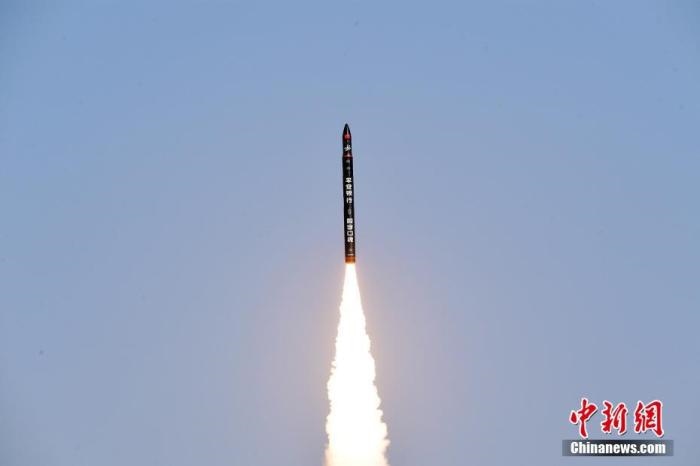 北京時間2021年12月7日12時12分，谷神星一號遙二運載火箭在中國酒泉衛(wèi)星發(fā)射中心成功發(fā)射升空，將搭載的天津大學一號、麗澤一號、寶醞號、金紫荊五號、金紫荊一號03星等5顆小衛(wèi)星順利送入預定軌道，發(fā)射任務獲得圓滿成功。汪江波 攝