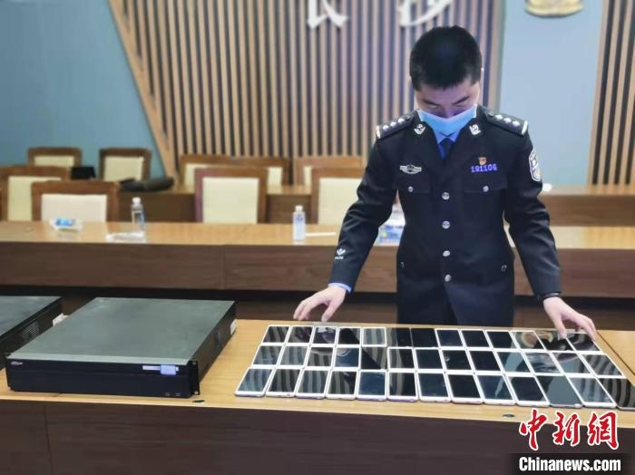 民警展示作案工具?！￠L沙市公安局供圖