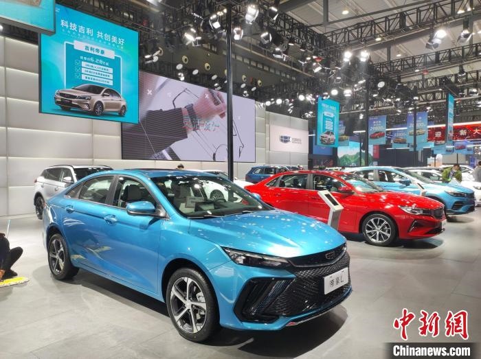 長沙國際車展上展出的汽車?！√菩∏?攝