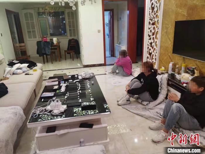 資料圖為果洛藏族自治州公安民警抓獲的犯罪嫌疑人?！‖斍呖h公安局供圖