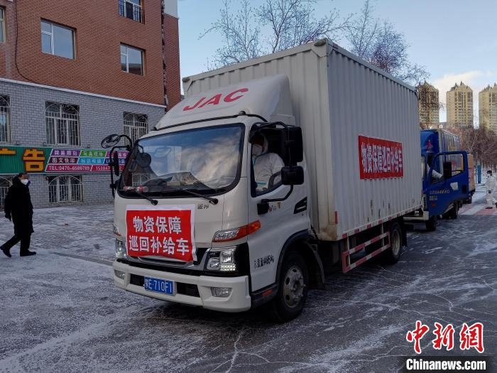 圖為滿洲里物資保障巡回補(bǔ)給車隊(duì)配貨現(xiàn)場(chǎng)?！∏靥饌?攝