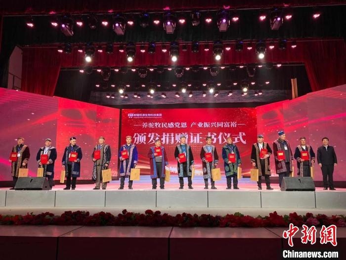 阿勒泰地區(qū)牧民靠企業(yè)的幫扶走上了致富道路。　郭靜琨 攝