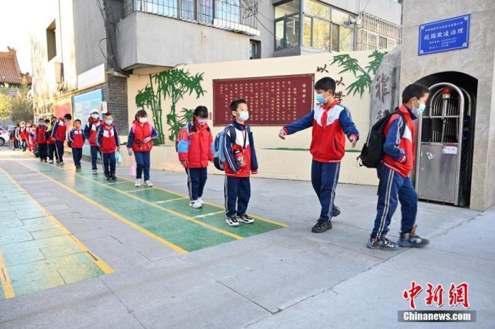 10月，呼和浩特市一所小學(xué)內(nèi)，學(xué)生間隔入校。 <a target='_blank' href='/'>中新社</a>記者 劉文華 攝