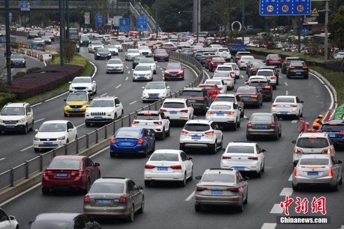 成都市劍南大道的早高峰，車輛排隊(duì)入城。張浪 攝