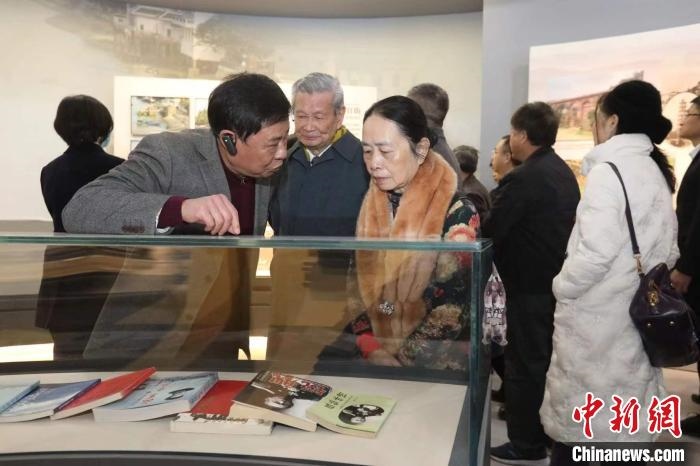船政后裔在參觀新館?！￡悤造o 攝