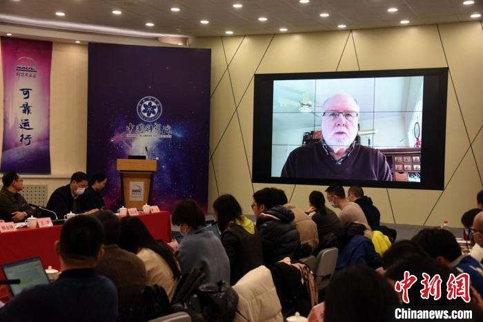 美國(guó)伊利諾伊大學(xué)教授理查德？克魯切爾通過(guò)視頻點(diǎn)評(píng)FAST測(cè)量星際磁場(chǎng)最新研究成果?！?lt;a target='_blank' href='/'>中新社</a>記者 孫自法 攝