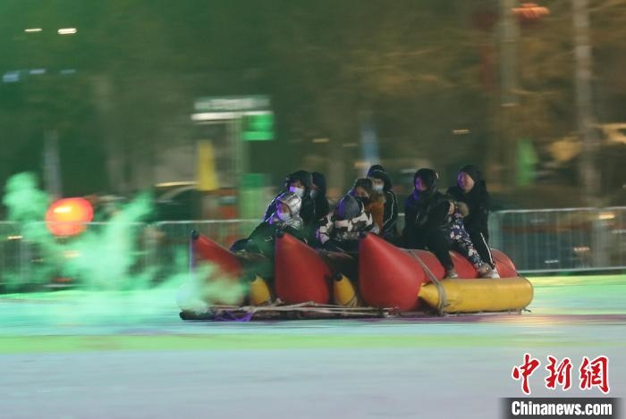 民眾沉醉在冰上香蕉船的快樂中?！∮诤Ｑ?攝