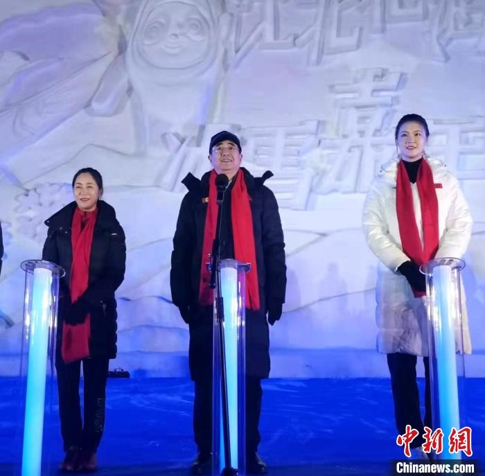 前女排國家隊隊長奧運冠軍惠若琪(右一)，中國女子田徑競走奧運冠軍王麗萍(左一)助陣當晚活動?！≮w桂華 攝