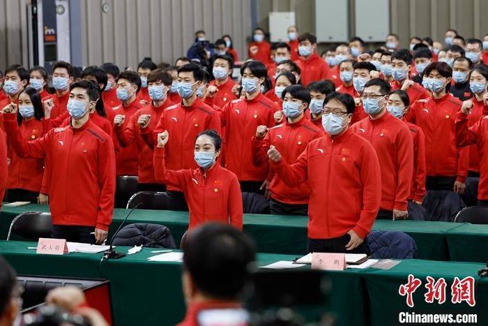 1月5日晚，全力沖刺北京冬奧學習座談會在北京舉行，座談會后，中國冰雪國家集訓隊全體成員起立，齊聲高呼：“中國冰雪，加油！加油！加油！” <a target='_blank' href='/'>中新社</a>記者 富田 攝
