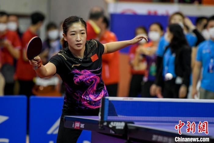 劉詩雯在2021年全國乒乓球“業(yè)余球王”總決賽中與選手互動交流球技?！●樤骑w 攝