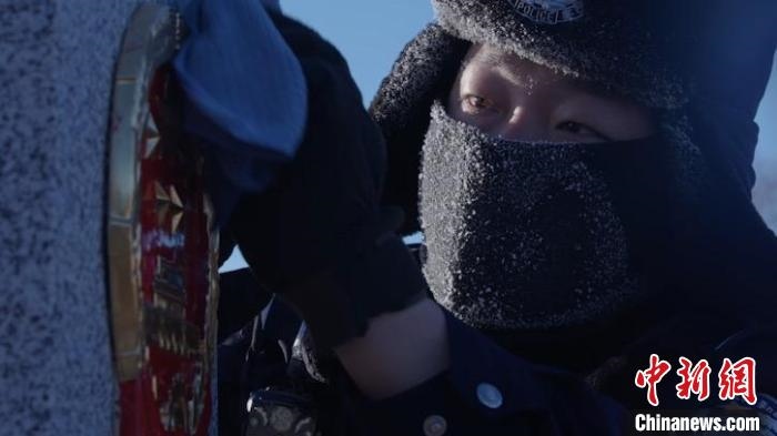 圖為恩和哈達(dá)邊境派出所的9名民警踏雪巡邊?！⒕S明 攝