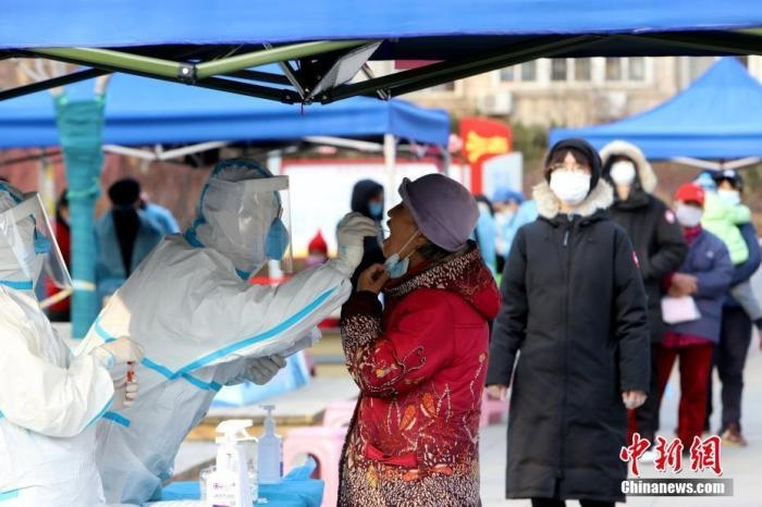 資料圖：1月9日，天津市南開(kāi)大學(xué)西南村，社區(qū)組織市民進(jìn)行核酸檢測(cè)。 <a target='_blank' href='/'>中新社</a>記者 張道正 攝