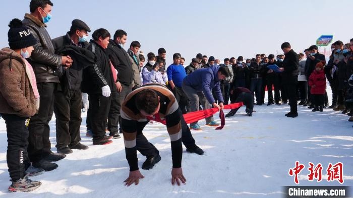 在雪地上舉行的少數(shù)民族傳統(tǒng)體育項(xiàng)目押加。　巴楚縣融媒體中心供圖