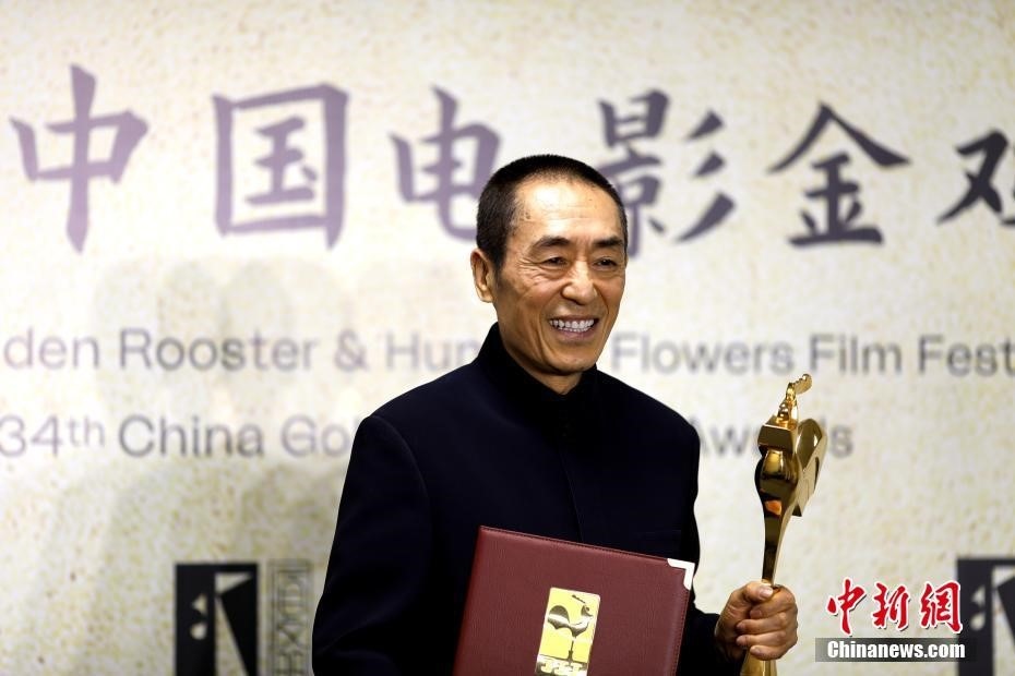 (資料圖：張藝謀以執(zhí)導《懸崖之上》榮膺最佳導演獎。 <a target='_blank' href='/'>中新社</a>記者 呂明 攝)