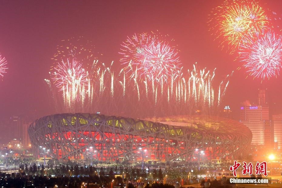 (圖為2008年8月8日晚，第二十九屆奧林匹克運動會在北京開幕。絢麗煙花綻放北京夜空，火樹銀花映“鳥巢”。 <a target='_blank' href='/'>中新社</a>記者 毛建軍 攝)