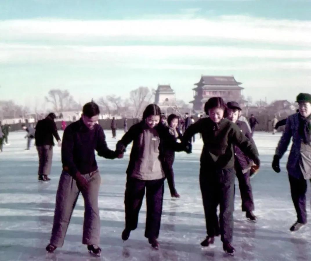 1955年，在什剎海學(xué)習(xí)溜冰的大學(xué)生。(圖源：人民畫報)